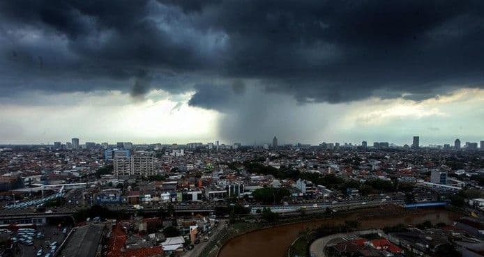bmkg_peringatkan_cuaca_ekstrem_saat_nataru_di_jawabali_warga_diminta_siaga