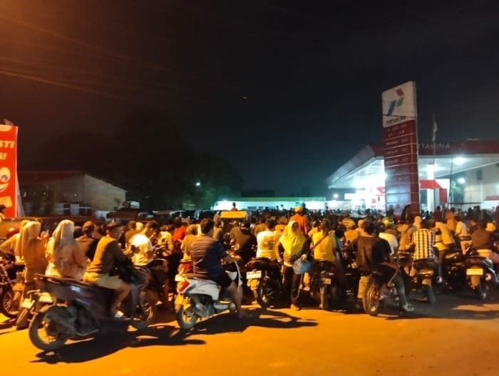 camat_galang_imbau_pedagang_eceran_tak_naikkan_harga_bbm_saat_bencana_banjir