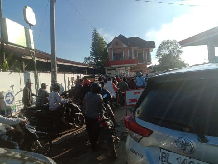 dampak_bencana_tapanuli_bbm_di_spbu_toba_langka