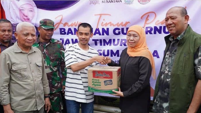 gubernur_jawa_timur_khofifah_antarkan_langsung_bantuan_ke_korban_banjir_langkat