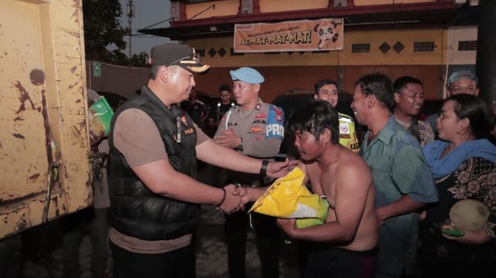 kapolres_langkat_salurkan_bantuan_pengungsi_banjir_di_tanjung_pura