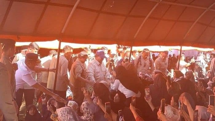 korban_banjir_sambut_prabowo_di_posko_pengungsian_padang_pariaman_
