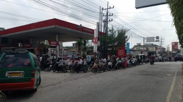 pasca_banjir_antrean_kendaraan_isi_bbm_mengular_di_spbu_kota_tebing_tinggi