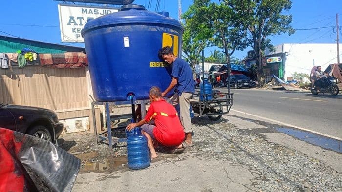 pasca_banjir_langkat_warga_krisis_air_bersih_pdam_tak_mengalir_sejak_selasa