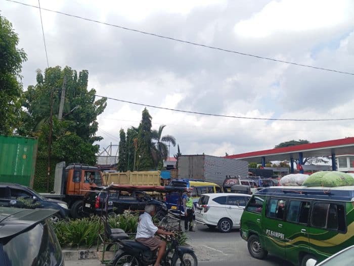 penumpukan_kendaraan_di_spbu_siantar_polisi_atur_lalu_lintas_atasi_kemacetan