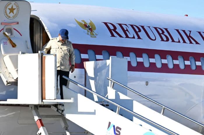 presiden_prabowo_tiba_di_bandara_silangit_transit_heli_tinjau_korban_bencana_tapteng
