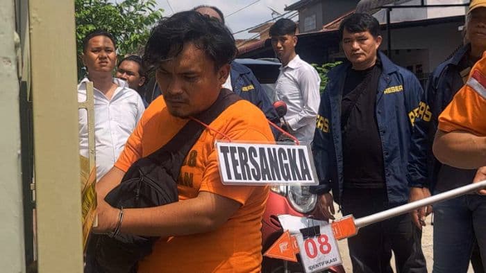 reka_adegan_perampokan_dan_pembakaran_rumah_hakim_khamozaro_waruwu_digelar