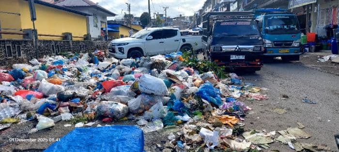sampah_di_jalan_sekolah_seputaran_pasar_sidikalang_menumpuk_truk_pengangkut_terkendala_bbm