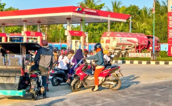 spbu_di_batu_bara_kehabisan_bbm_pertalite_eceran_tembus_rp20000liter