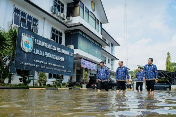 pelayanan_publik_tetap_berjalan_meski_kantor_pemkab_sergai_terendam_banjir