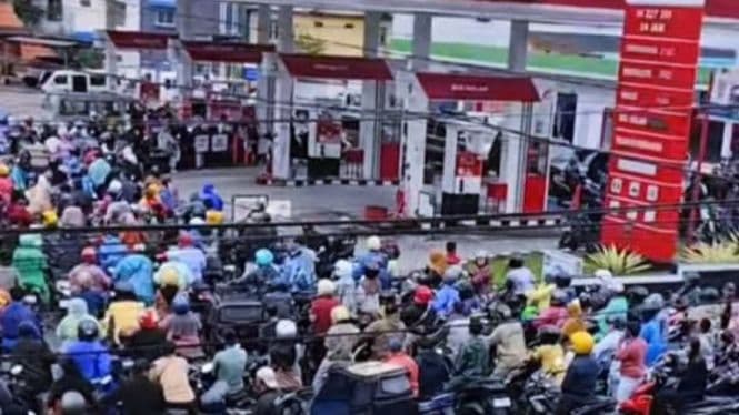 warga_kota_padangsidimpuan_mengantre_bbm_di_spbu