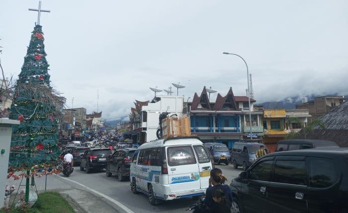 arus_kendaraan_di_jalinsum_toba_padat_merayap_pada_hari_kedua_tahun_baru_2026_
