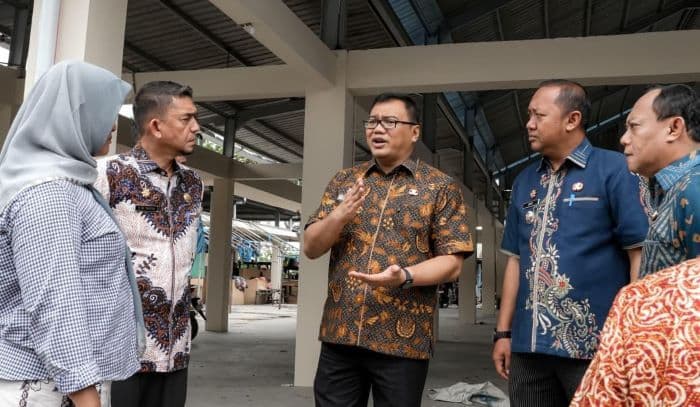 pedagang_pasar_bakaran_batu_sampaikan_sulitnya_akses_air_bersih_kepada_bupati_deli_serdang_