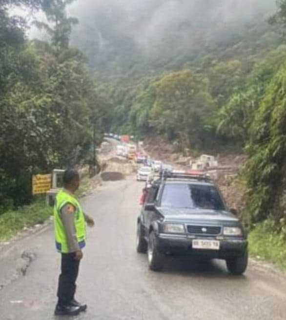 tabrakan_beruntun_di_jalinsum_lae_pondom_dairi_korban_dilarikan_ke_rsud_sidikalang