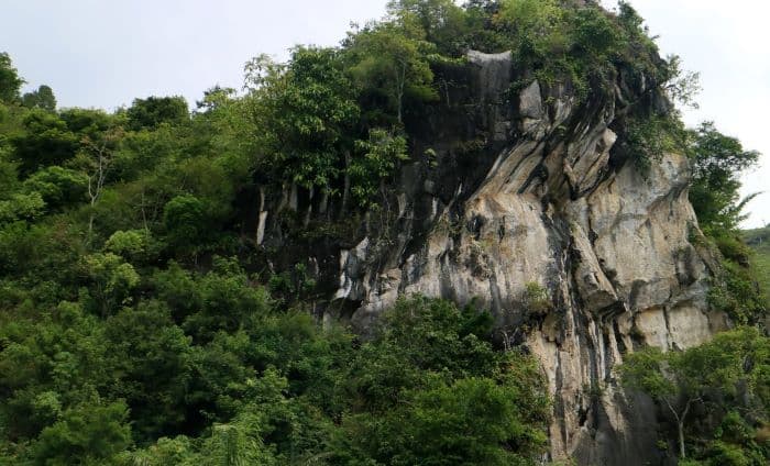 menikmati_keindahan_batu_gantung_salah_satu_ikon_wisata_di_danau_toba_