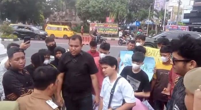 demo_di_pemko_binjai_aliansi_pemuda_sumut_bersuara_tuntut_kabag_perekonomian_dicopot