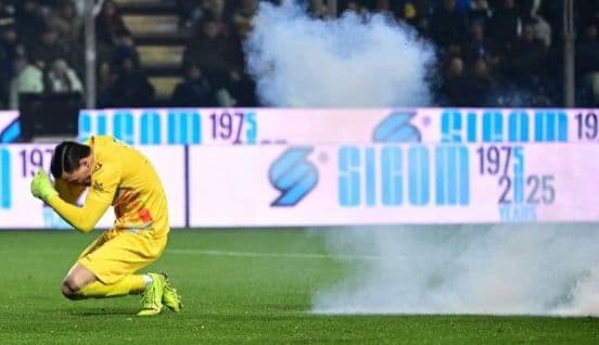 hasil_serie_a_cremonese_vs_inter_milan_02_kiper_timnas_indonesia_kena_flare_fans_inter