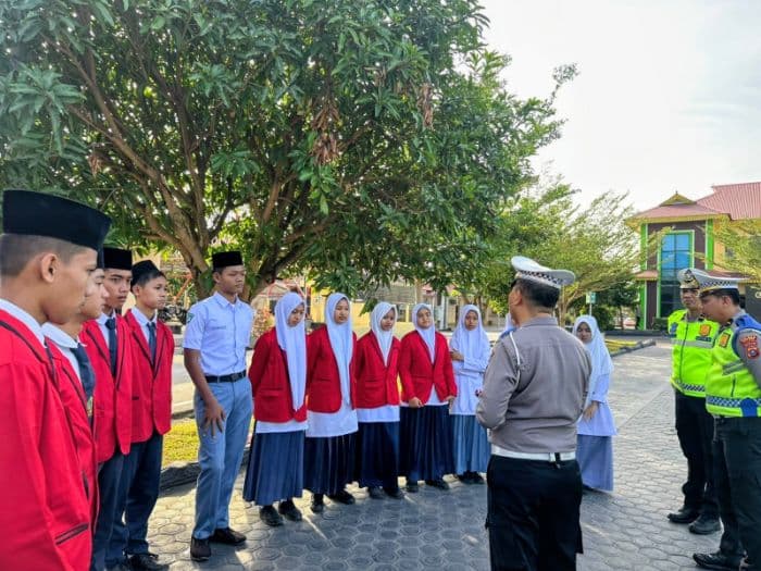 polres_batu_bara_imbau_pelajar_patuhi_aturan_lalu_lintas