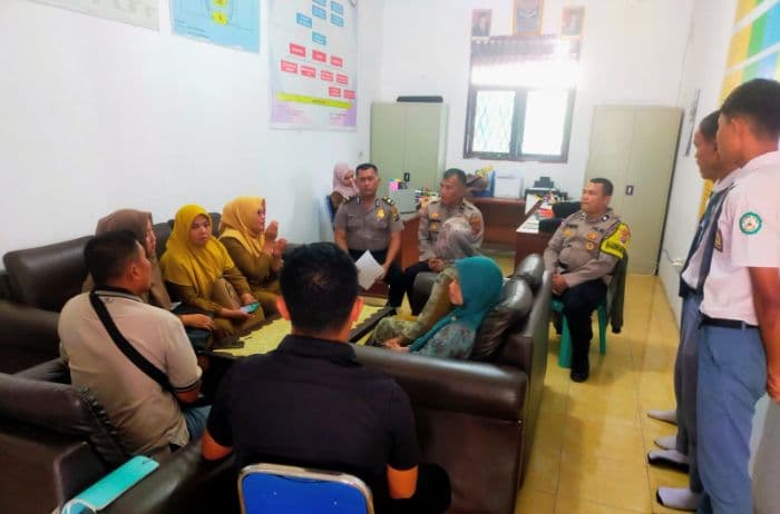 terjaring_razia_kasih_sayang_tiga_siswa_disidang_bersama_orang_tuanya_di_sman_1_sei_suka