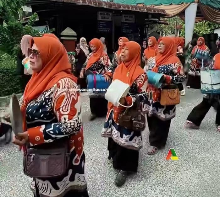 viral_emakemak_kisaran_main_nasyid_pakai_galon_dan_barang_bekas