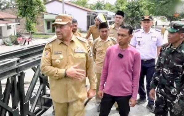bupati_batu_bara_tinjau_progres_pembangunan_jembatan_bailey_di_medang_deras