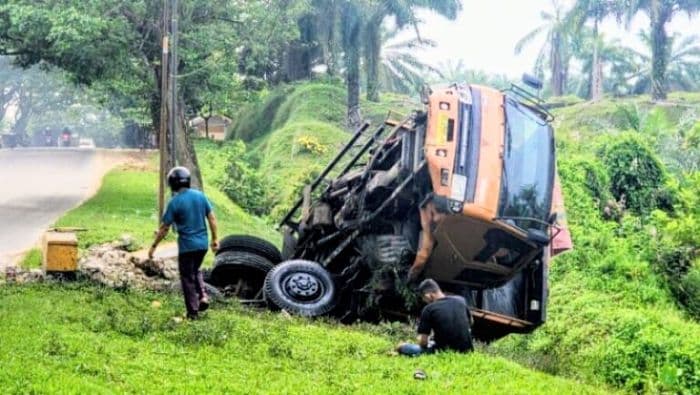 hindari_mobil_truk_fuso_banting_setir_dan_terguling_di_jalinsum_batu_bara