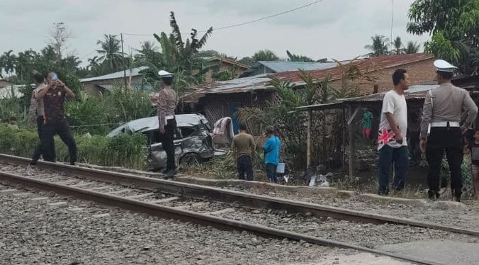 minibus_tertabrak_ka_sribillah_utama_di_sergai_sopir_luka_dan_rugi_rp20_juta