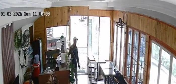 pria_bertopi_terekam_cctv_curi_tablet_kasir_kafe_di_padang_bulan_