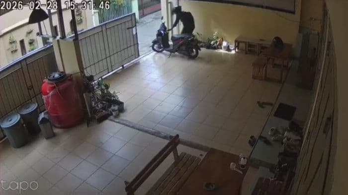 sepeda_motor_guru_privat_raib_saat_ngajar_aksi_curanmor_terekam_cctv_di_medan_timur