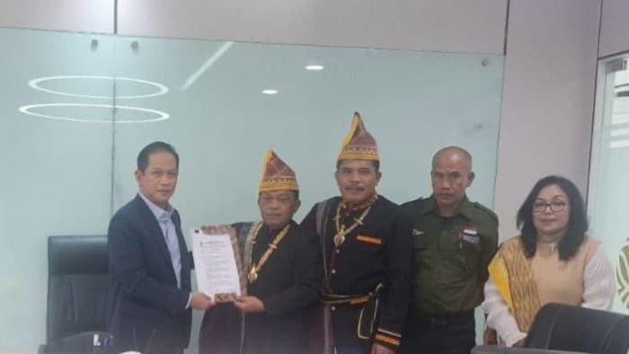 warga_dairi_temui_menteri_lh_serahkan_4000_tanda_tangan_dukung_izin_amdal_pt_dpm
