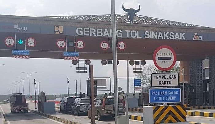 17029_kendaraan_melintasi_gerbang_tol_sinaksak_saat_libur_lebaran_2025