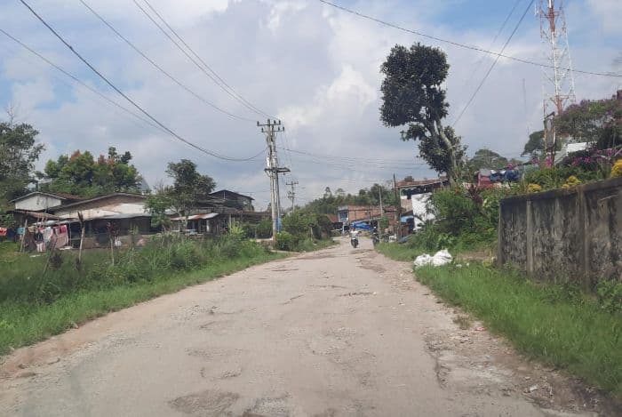 19_kilometer_jalan_ke_tigaras_masih_rusak