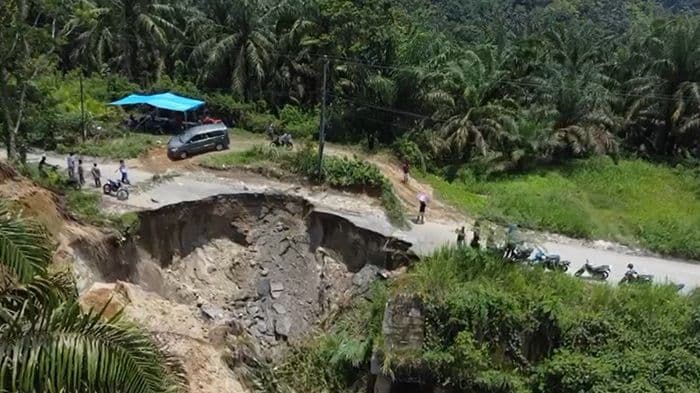 jalan_putus_di_mandoge_asahan_dijaga_warga_jalur_darurat_dibuka