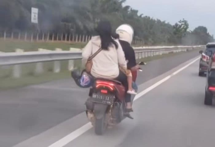 viral_sepeda_motor_masuk_tol_di_sumut