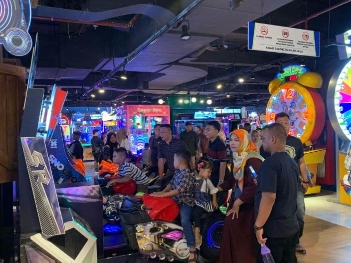 warga_medan_nikmati_suasana_lebaran_di_wahana_bermain_delipark_mall