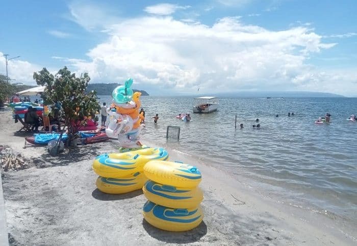 wisata_pantai_lumban_bulbul_balige_sepi_kunjungan_saat_libur_lebaran_2025