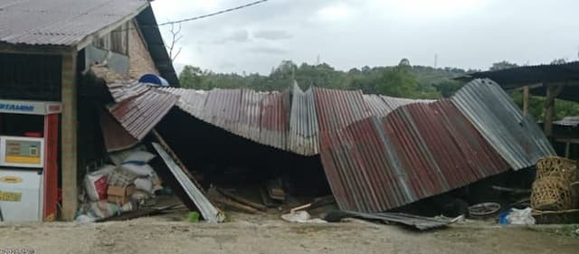 belasan_rumah_di_toba_rusak_diterjang_puting_beliung_