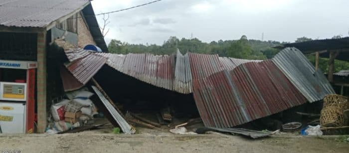 belasan_rumah_di_toba_rusak_diterjang_puting_beliung_