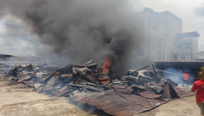 breaking_news_gudang_berisi_belasan_mobil_di_kisaran_terbakar