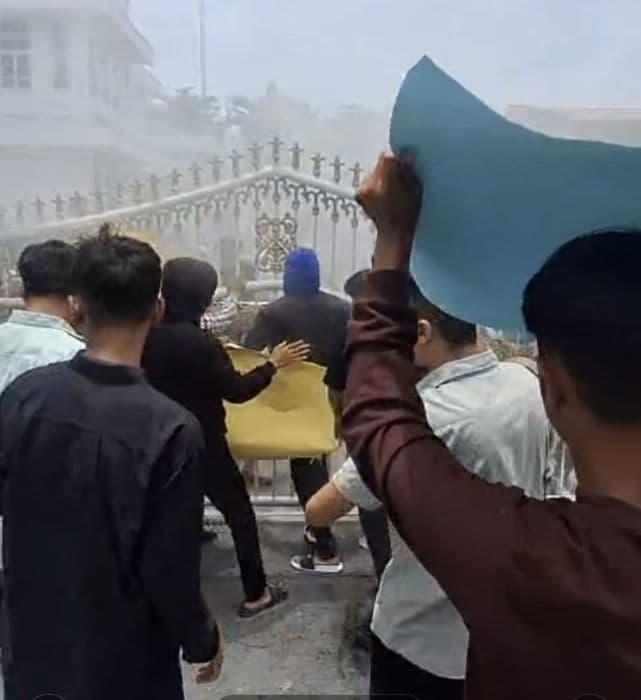demo_mahasiswa_binjai_ricuh_massa_bakar_ban_di_kantor_wali_kota
