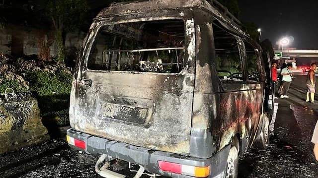 diduga_korsleting_listrik_mobil_terbakar_di_depan_gerbang_tol_amplas