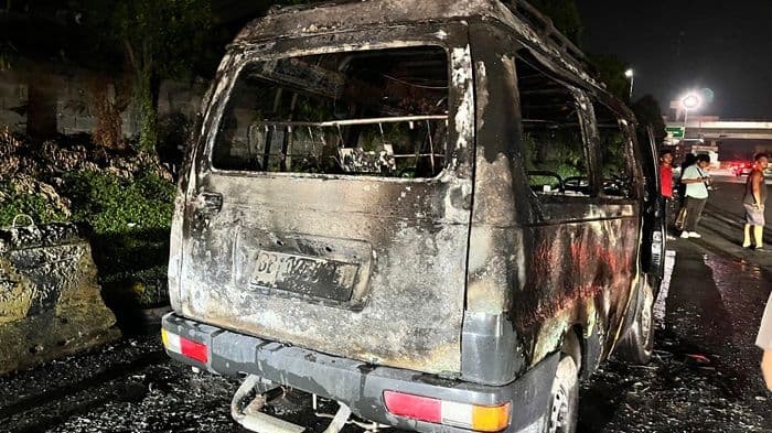 diduga_korsleting_listrik_mobil_terbakar_di_depan_gerbang_tol_amplas