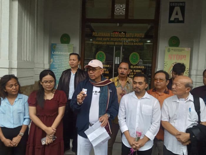 dinilai_sesat_anggota_dpr_hinca_panjaitan_desak_jaksa_agung_copot_kapuspenkum