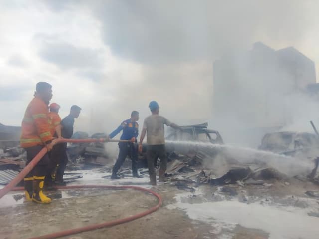 gudang_penitipan_mobil_di_kisaran_asahan_terbakar_19_unit_mobil_hangus