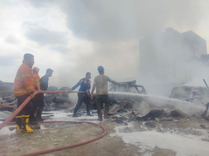 gudang_penitipan_mobil_di_kisaran_asahan_terbakar_19_unit_mobil_hangus