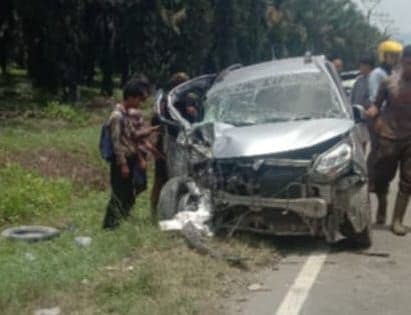kecelakaan_toyota_sigra_vs_truk_sawit_di_langkat_3_korban_dirawat_di_rsu_delia