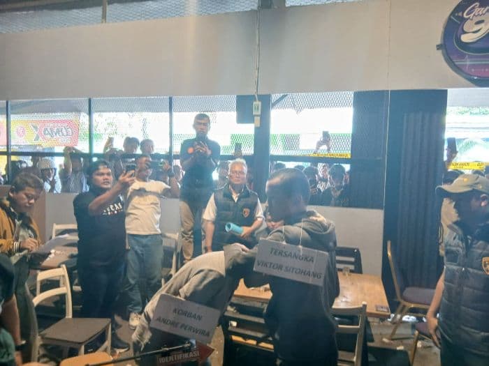 rekonstruksi_pembunuhan_di_cafe_lotta_siantar_tersangka_peragakan_10_adegan_maut