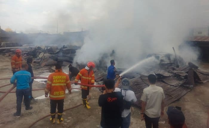 ledakan_beruntun_terdengar_dari_lokasi_terbakarnya_gudang_mobil_di_kisaran