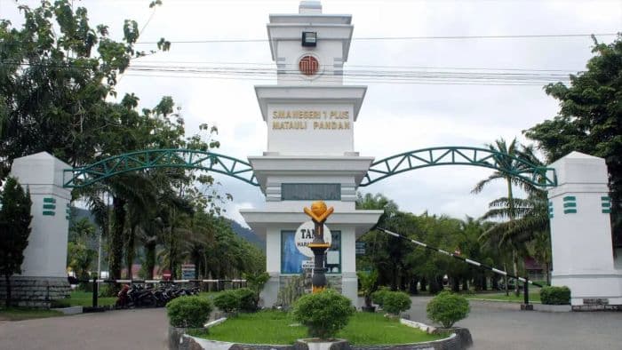 viral_puluhan_siswa_matauli_dilarikan_ke_rumah_sakit