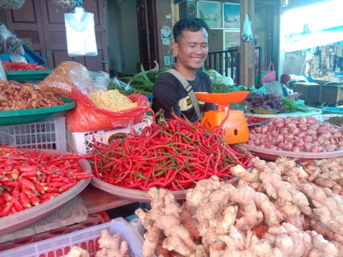 harga_cabai_naik_bawang_merah_turun_di_pasar_porsea